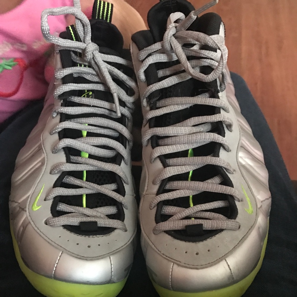 Nike foams sz 10